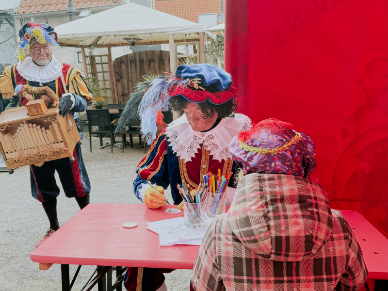 Creatieve Sint activiteiten Tekeningen fabriek en button maken