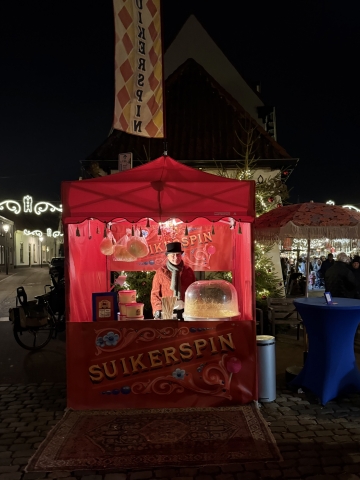kerstevenement winkelcentrum Suikerspin winterfestival met de rode suikerspintent