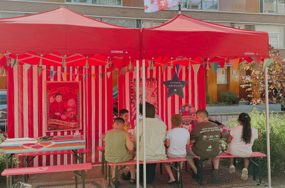 knutselen kinderen Tijdens buurtfeest in Rotterdam