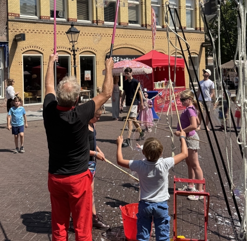 zeepbellenshow op het plein tijdens toffeldagen Cullemborg