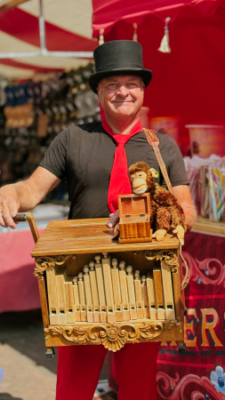 herman met nostalgisch buikorgel herman draait het nostalgisch buikorgel op evenement
