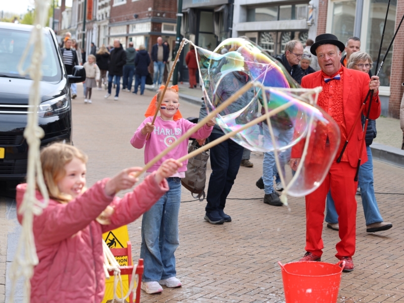 Zeepbellen artiest Bellenblaas artiest en kinderen die meedoen
