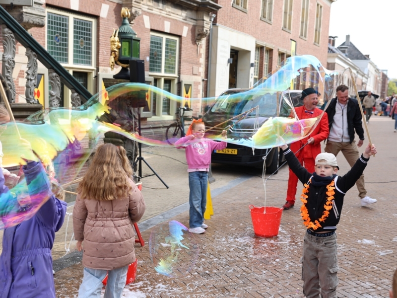 Bellenblaas artiest en kinderen die meedoen Zeepbellen artiest voor evenementen en festivals