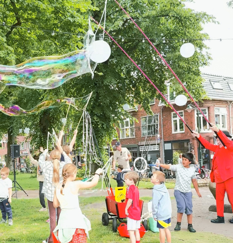 Reuze Zeepbellen Show boeken? Dé publiekstrekker voor festivals en evenementen Reuze Zeepbellen Show Festival
