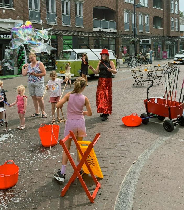 Reuze Zeepbellen Show Winkelcentrum Reuze Zeepbellen Show boeken? Dé publiekstrekker voor festivals en evenementen