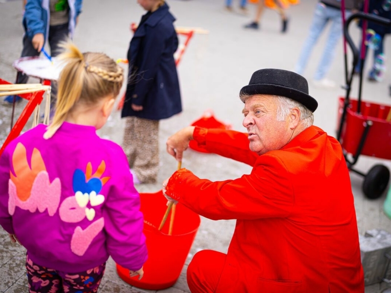 zeepbellen op bedrijfsfeest kampen herman legt aan een meisje uit hoe ze grote zeepbellen kan maken