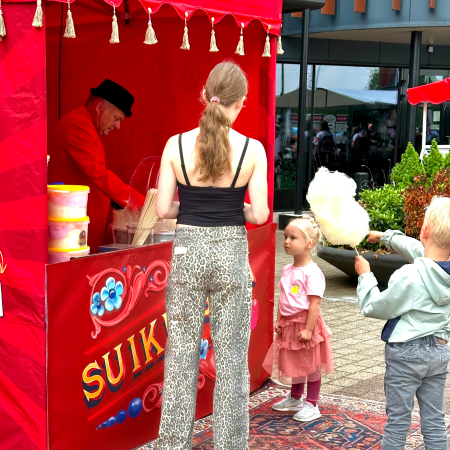suikerspin kraam op de  zomermarkt woonboulevard Almelo