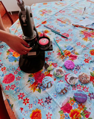 Kinderentertainment voor Bedrijfsevenementen & Familiedagen buttons maken Kinderentertainment voor Bedrijfsevenementen & Familiedagen