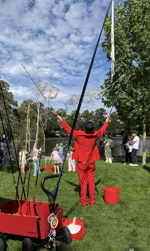 Zeepbellen in rood pak Mega bellenblaas act op je evenement | Zo werkt het | Studio Angelart