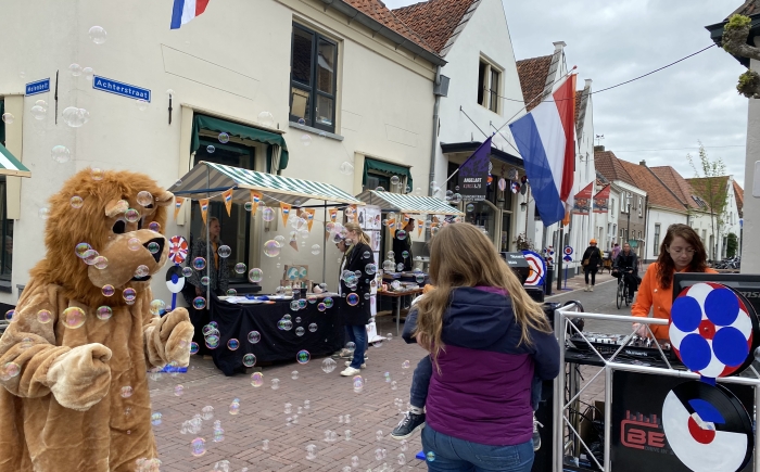 oranje  leeuw mascotte voor oranje feesten