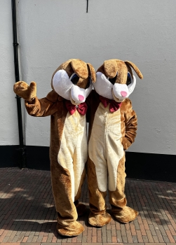 Paashaas mascotte voor Paas evenement