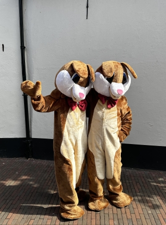 Paashaas mascotte voor Paas evenement