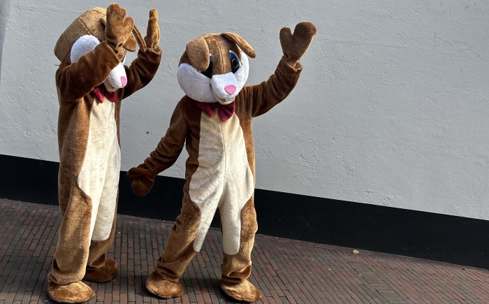 Paashaas mascotte voor Paas evenement