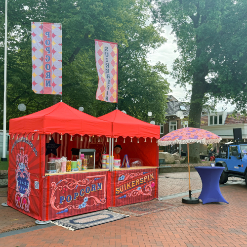 Feestelijke suikerspin en popcorn kraam