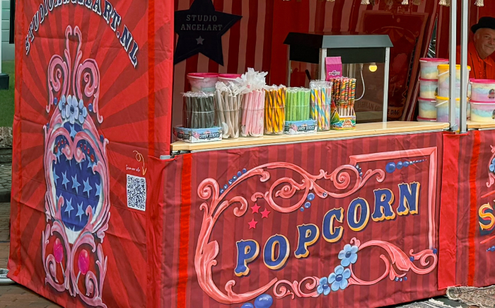 Popcorn en suikerspin verkoop kraam Feestelijke suikerspin en popcorn kraam