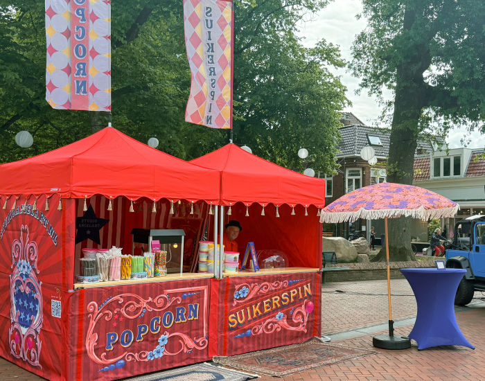Popcorn en suikerspin verkoop kraam Feestelijke suikerspin en popcorn kraam