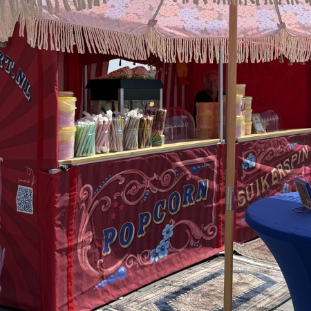 popcorn tent popcorn uitdelen op evenement