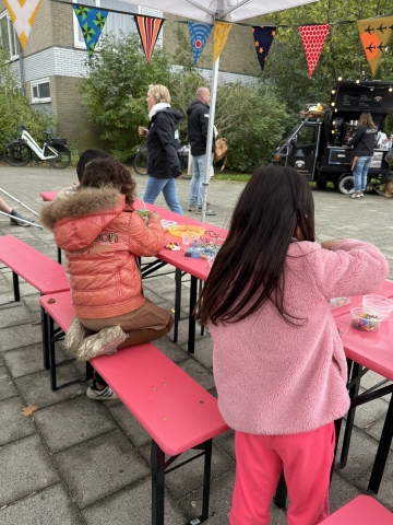 Sleutelhangers met kralen maken kinderen aan het knutselen op burendag Utrecht