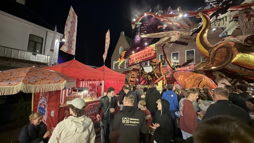 suikerspintent met publiek bij  het Bloemencorso in Vollenhove