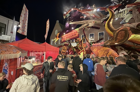 suikerspintent met publiek bij  het Bloemencorso in Vollenhove