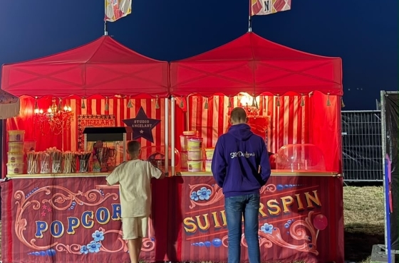 de rode suikerspin en popcorn tent in de avond tijdens het Voorne Cross in Rocanje