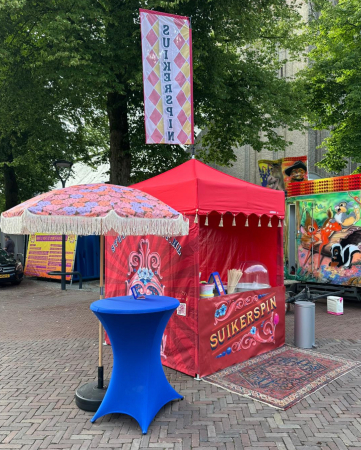 Suikerspin kraam  op dorpsfeest