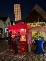 Herman suikerspin in rode tent Suikerspin in rode tent zoetigheid op winter evenement