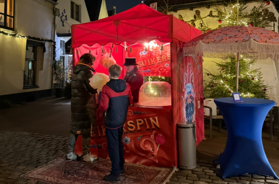 Suikerspin in rode tent zoetigheid op Winterwonderland Hattem