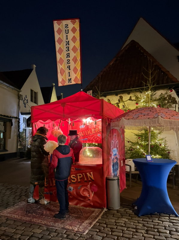 Suikerspin in rode tent zoetigheid op winter evenement