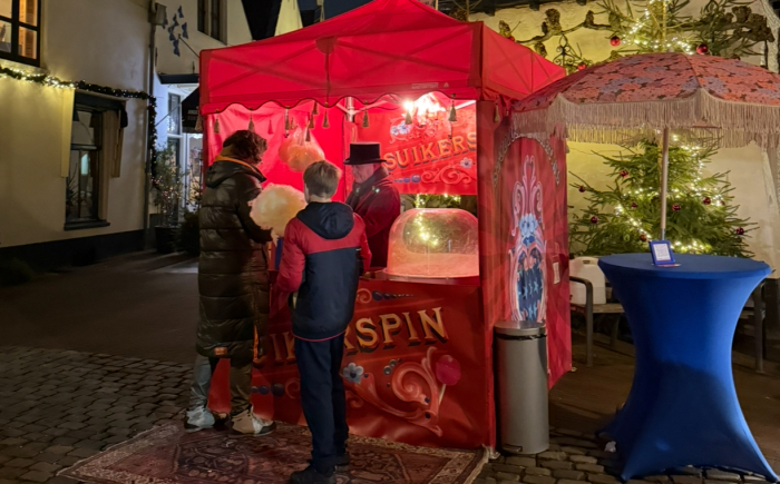 Suikerspin in rode tent zoetigheid op winter evenement