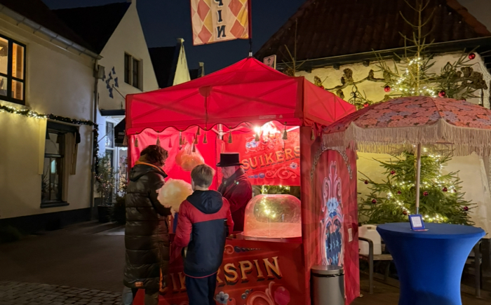 Suikerspin in rode tent zoetigheid op winter evenement