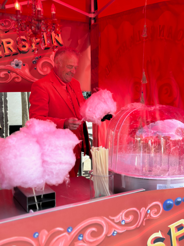 Suikerspintent – Nostalgische zoetigheid als publiekstrekker suikerspin huren festival, suikerspin tent dorp.