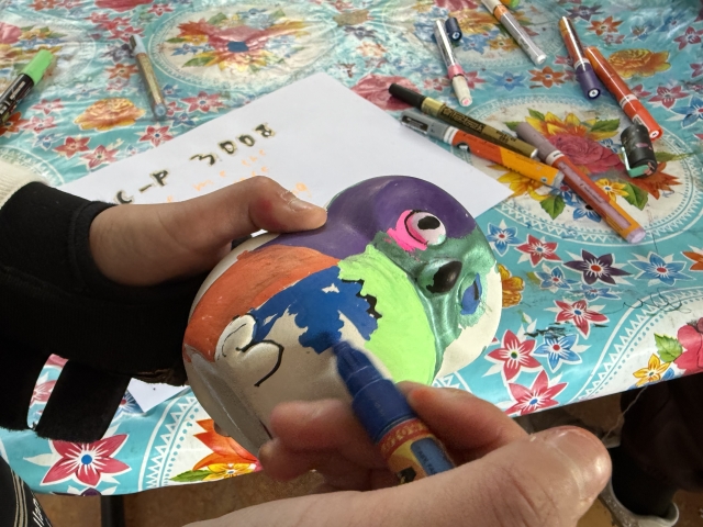 Spaarpotten beschilderen | Creatieve workshop voor kinderen | Studio Angelart uil spaarpot wordt beschilderd met acrylstiften tijdens kinder activiteit