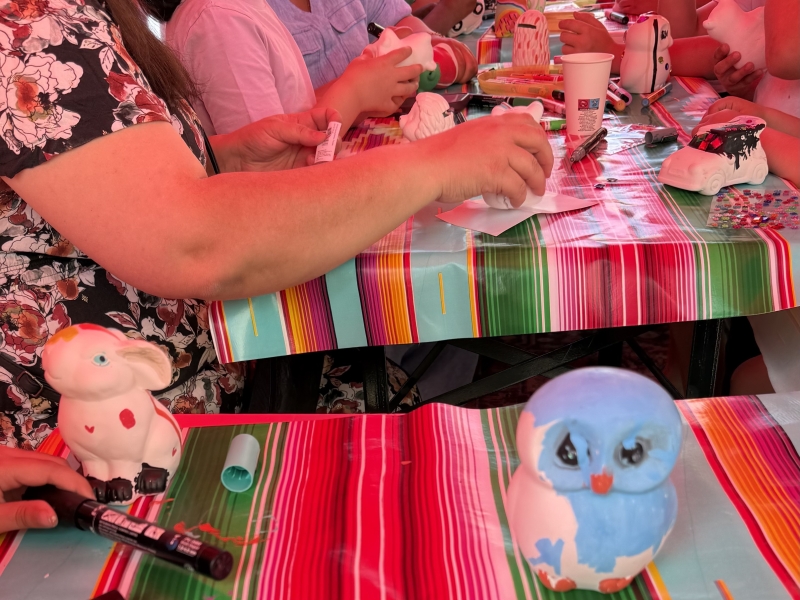 Spaarpotten schilderen creatieve activiteit workshop tafel met acrylstiften en keramieke spaarpotten
