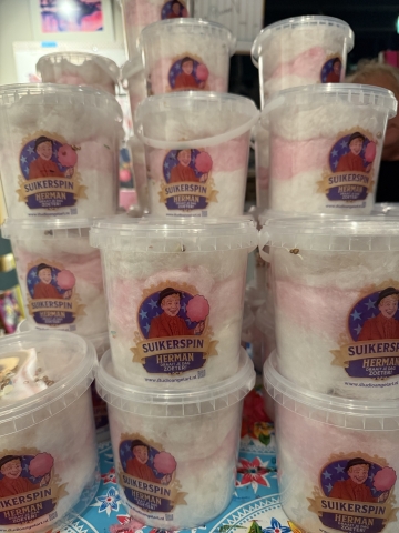 trakteren op suikerspin emmertjes