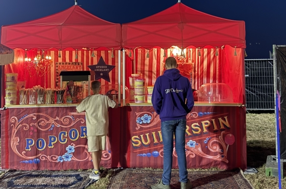 de suikerspin- en popcorntent is sfeervol verlicht in de avond