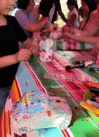 Spaarpotten schilderen creatieve activiteit Spaarpotten schilderen deelnemers buurtfeest Rotterdam,