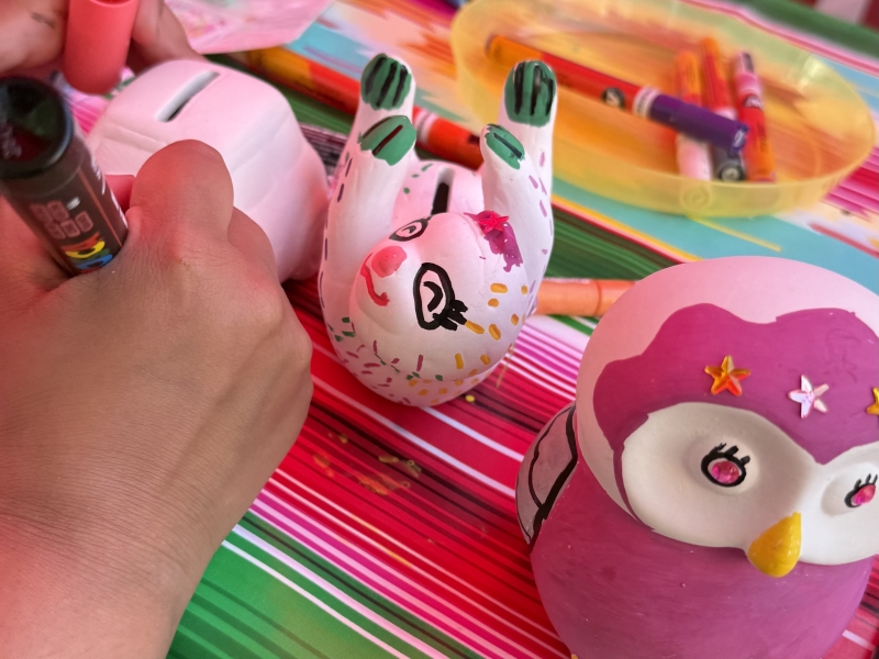 Spaarpotten schilderen creatieve activiteit Spaarpotten schilderen met acrylstiften tijdens kinder activiteit