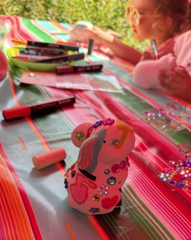 Spaarpotten beschilderen konijn konijn spaarpot versierd met acrylstiften en strass-steentjes tijdens workshop
