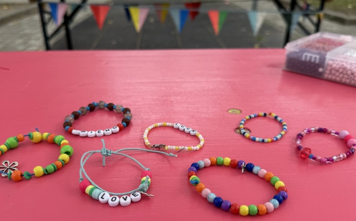 creatieve zomer activiteit evenement vriendschapsarmbandjes maken
