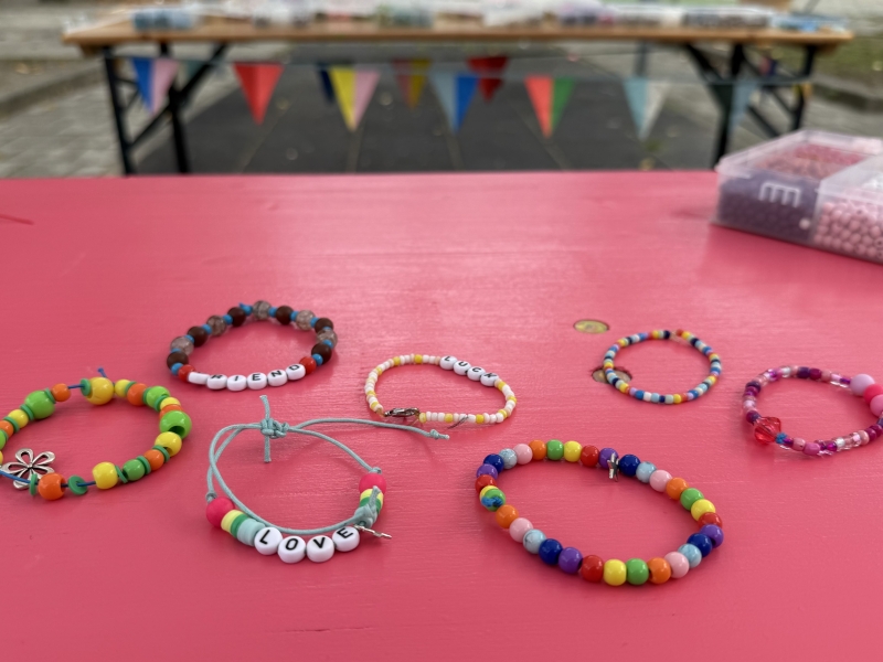 vriendschapsarmbandjes maken creatieve zomer activiteit evenement vriendschapsarmbandjes maken