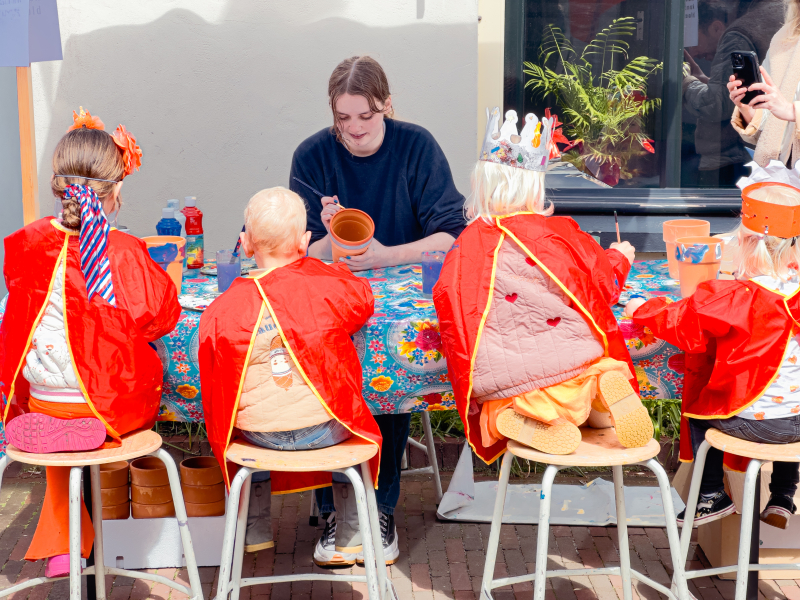 creatieve kinderhoek, een rustpunt op een festival of dorpsfeest