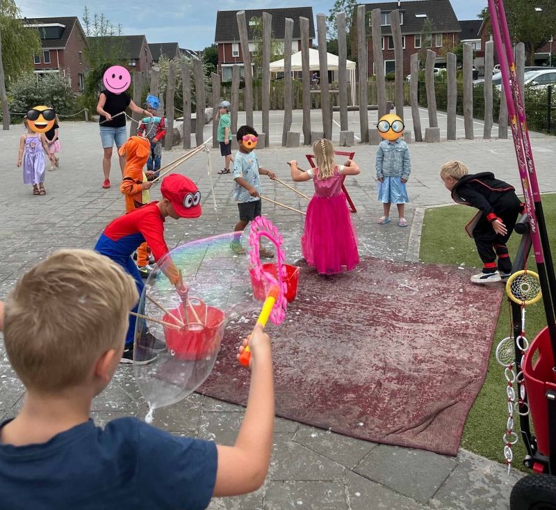 Laatste schooldag activiteit Interactieve zeepbellen-act op een basisschool tijdens de laatste schooldag