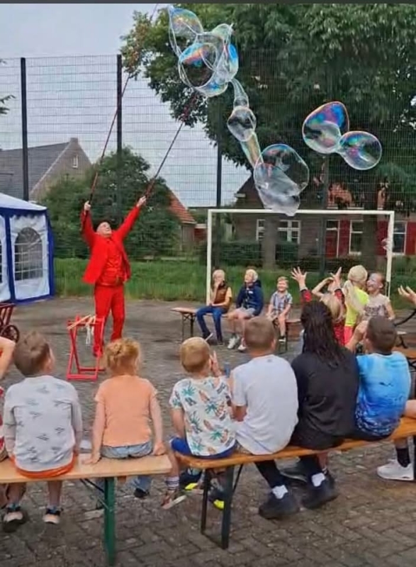 Laatste schooldag activiteit Interactieve zeepbellen-act op een basisschool tijdens de laatste schooldag