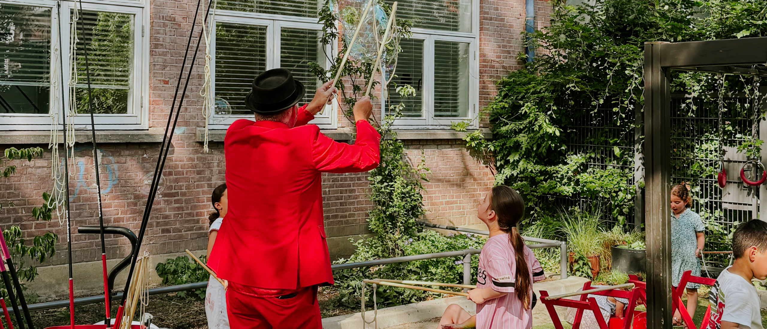 Een zeepbellen-act op school: een feestelijk afscheid vol verwondering