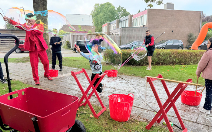 zeepbellen artiest voor zomer evenement  in het rood