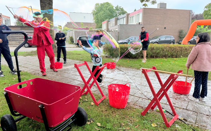 zeepbellen artiest voor zomer evenement  in het rood