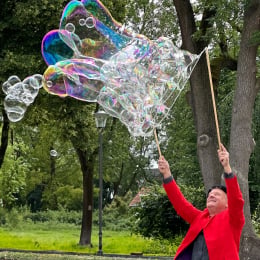 Bellenblaas artiest maakt grote bellen