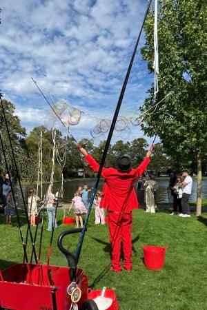 zeepbellenshow op het festival terein tijdens Akoestival in Woerden