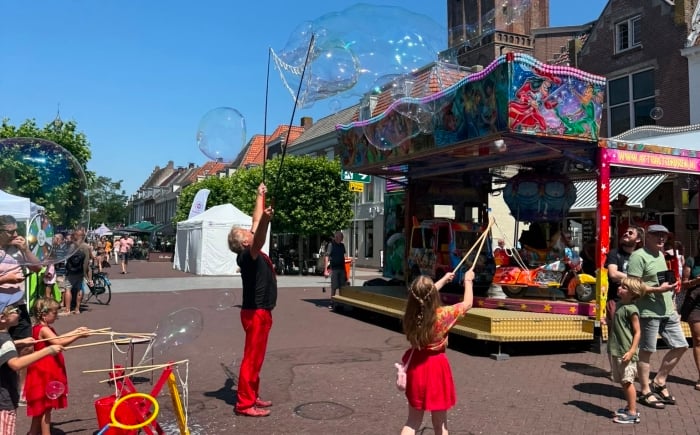 kinderen doen mee met bellenblaas artiest op de toffeldagen in Culemborg